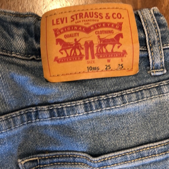 Light Blue Levi’s Jeans - Picture 4 of 9